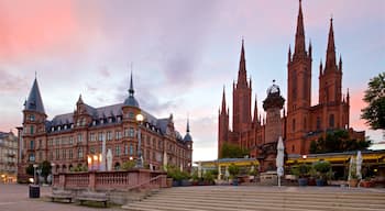 Marktbrunnen que incluye un atardecer, arquitectura patrimonial y una iglesia o catedral