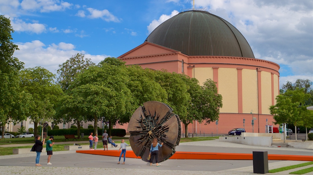 Darmstadt mit einem Garten und Outdoor-Kunst sowie kleine Menschengruppe