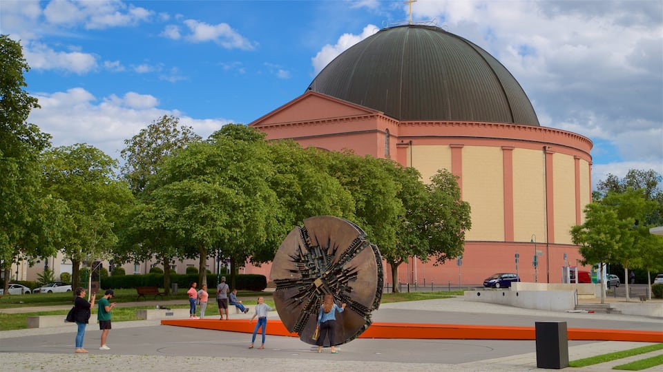Darmstadt montrant jardin et art en plein air aussi bien que petit groupe de personnes