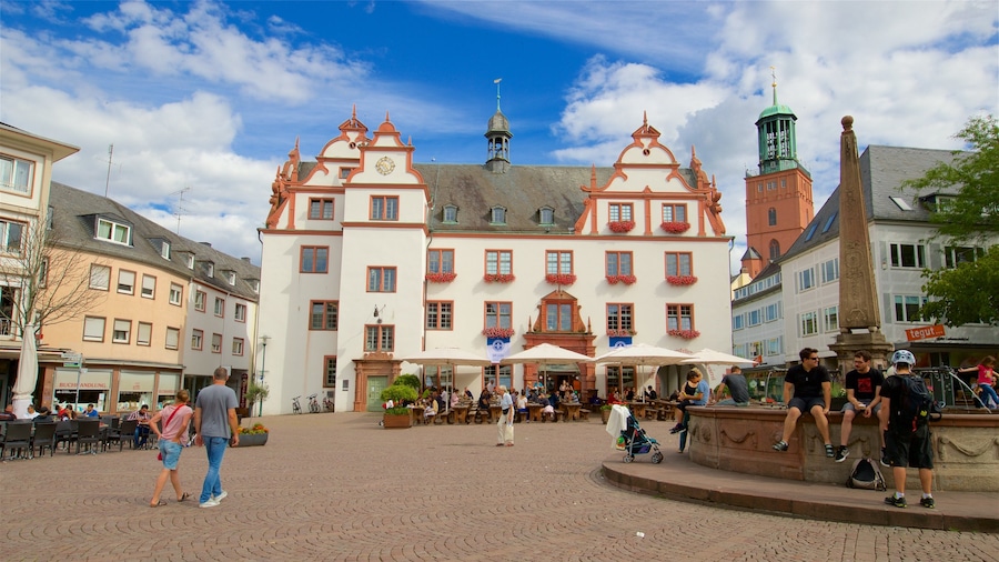 Darmstadt presenterar en fontän, gatuliv och ett torg