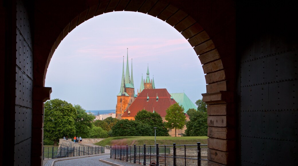 Zitadelle Petersberg mostrando arquitetura de patrimônio e vistas internas