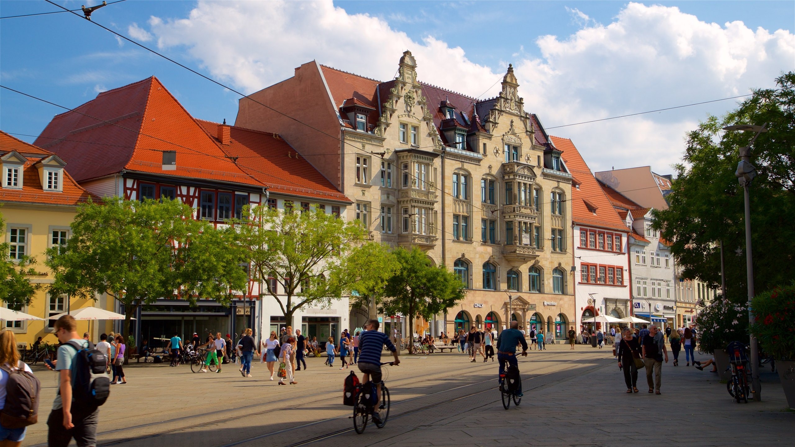 Erfurt ofreciendo escenas urbanas, ciclismo y patrimonio de arquitectura