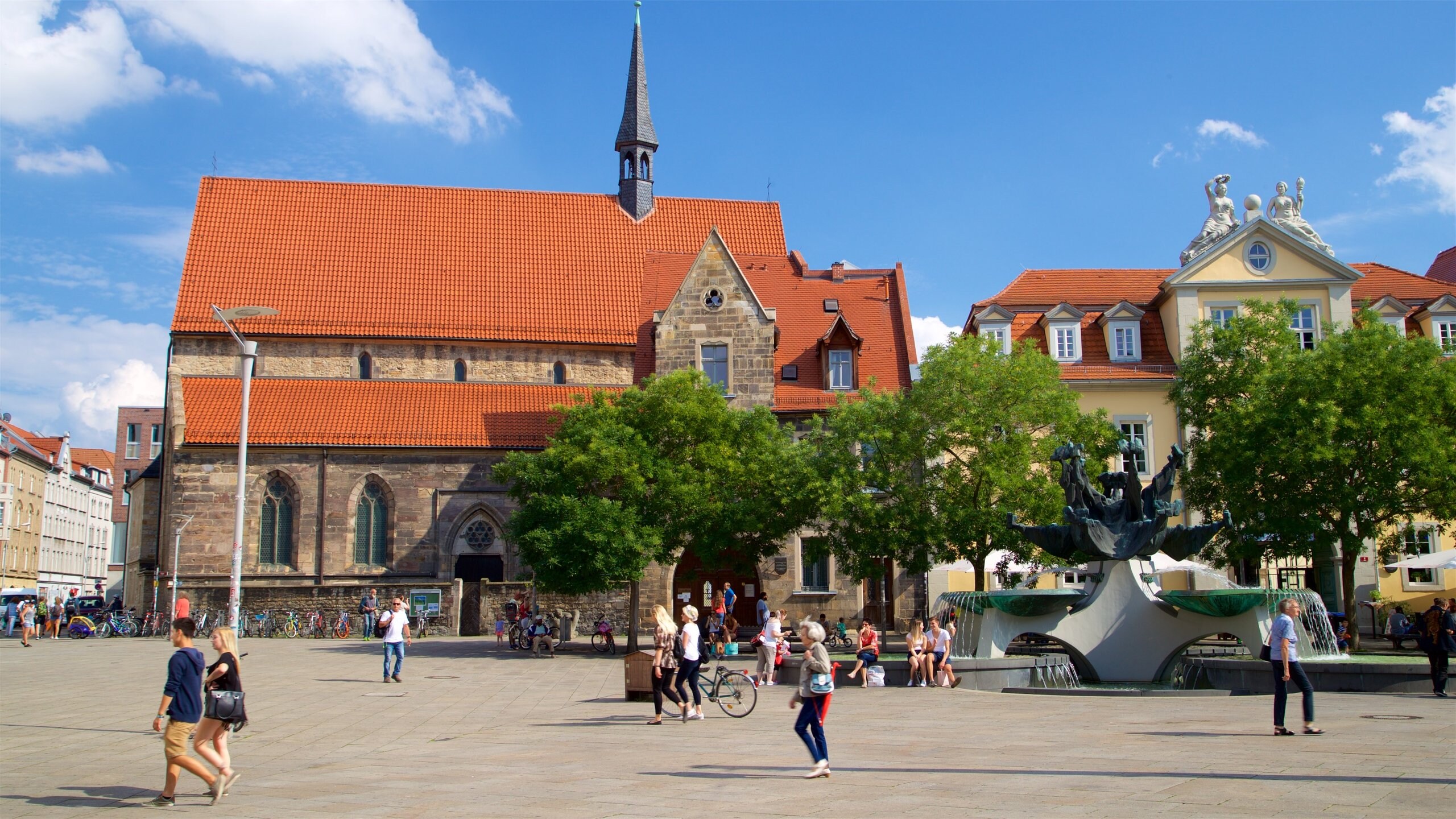 Erfurt ofreciendo escenas urbanas, un parque o plaza y patrimonio de arquitectura