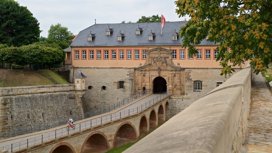 Zitadelle Petersberg bevat een brug en historische architectuur