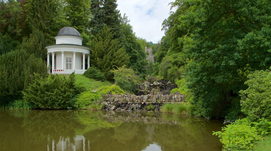 Bergpark Wilhelmshoehe mit einem See oder Wasserstelle