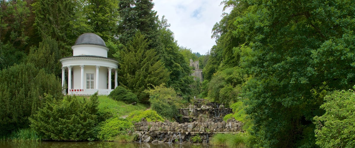 Bergpark Wilhelmshoehe mit einem See oder Wasserstelle