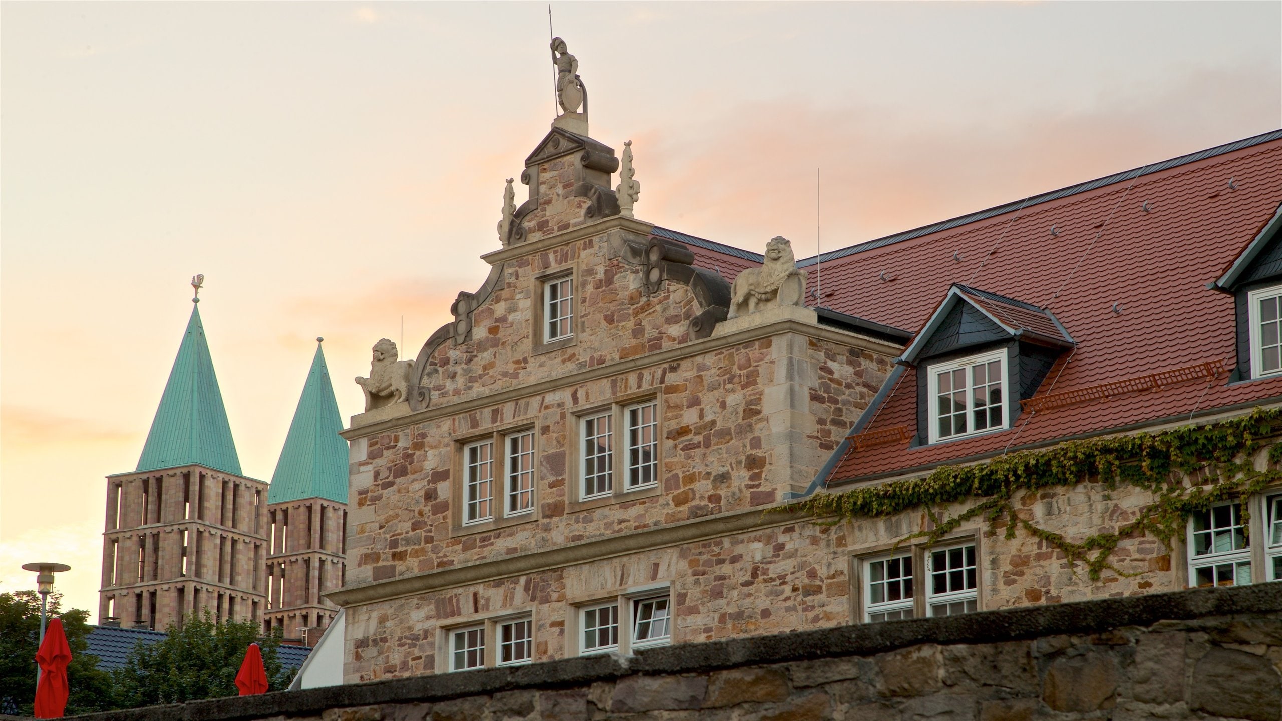 Kassel mostrando arquitectura patrimonial y un atardecer