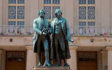 ゲーテとシラーの像 ヴァイマール旅行 エクスペディア ゲーテとシラーの像 ヴァイマール旅行 エクスペディア