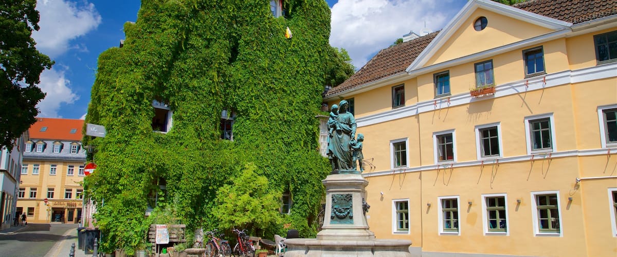 Weimar, Turingia que incluye una fuente y una estatua o escultura