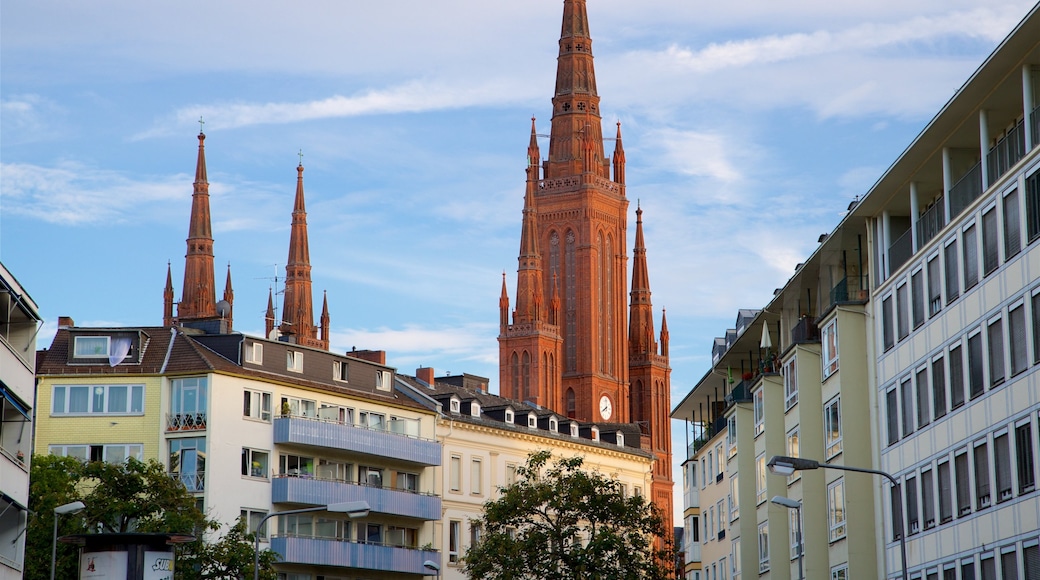 Marktkirche johon kuuluu kaupunki ja vanha arkkitehtuuri