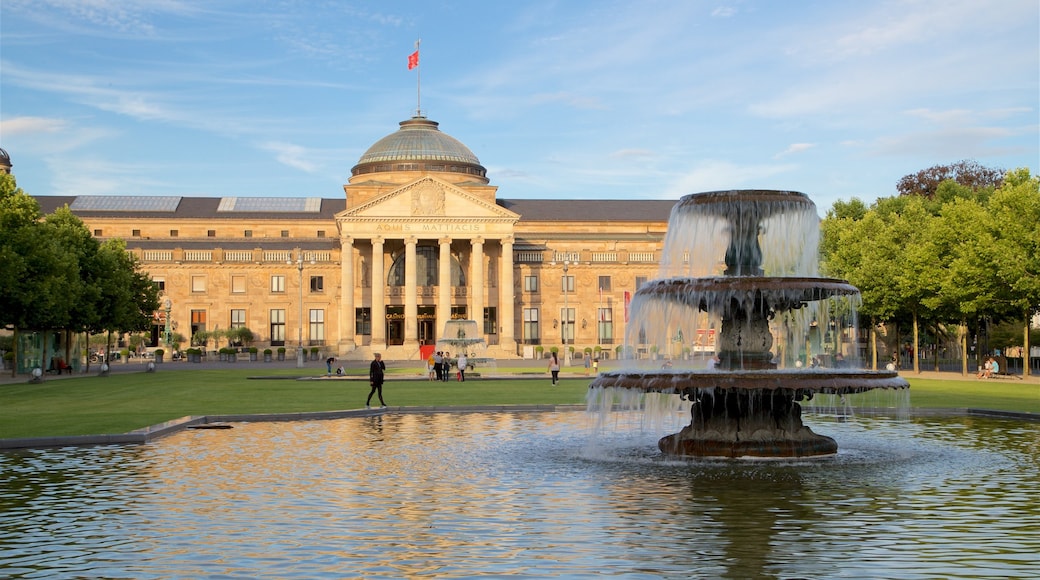 Kurhaus som inkluderar historisk arkitektur, en trädgård och en fontän