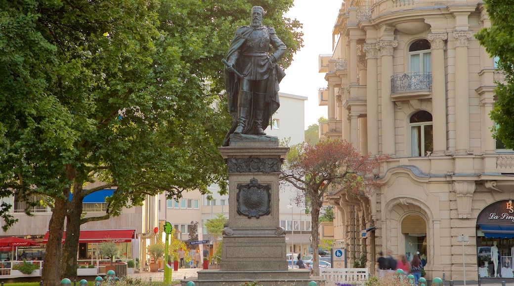 Bowling Green featuring heritage elements and a statue or sculpture