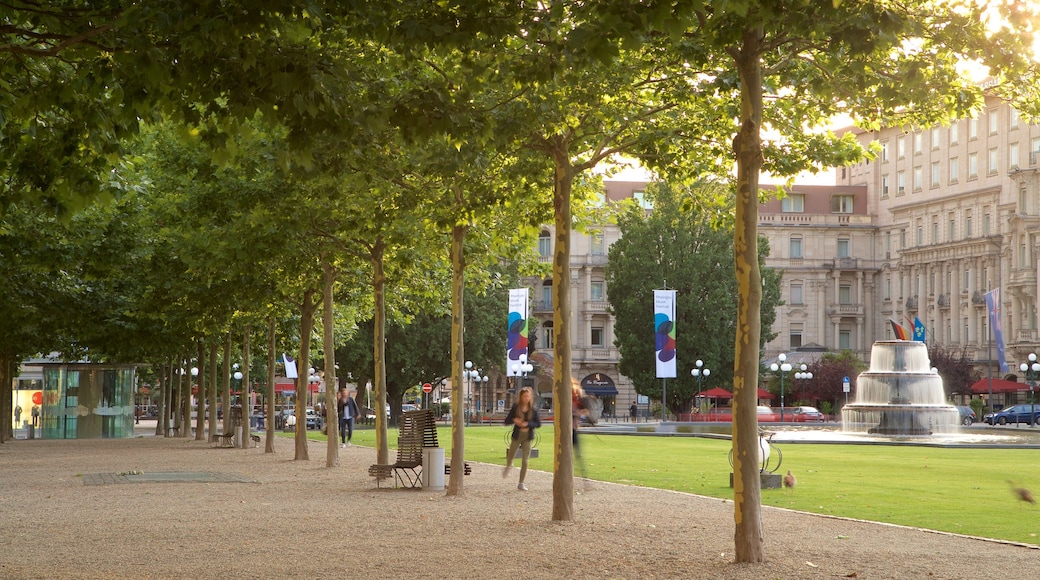 Bowling Green showing a park