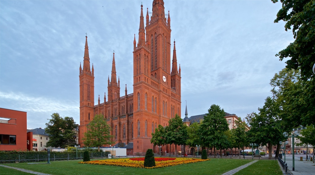 Marktkirche featuring vanha arkkitehtuuri, kukat ja kirkko tai katedraali