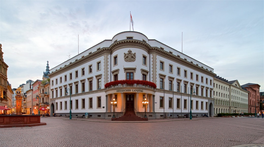 Marktbrunnen das einen historische Architektur und Sonnenuntergang