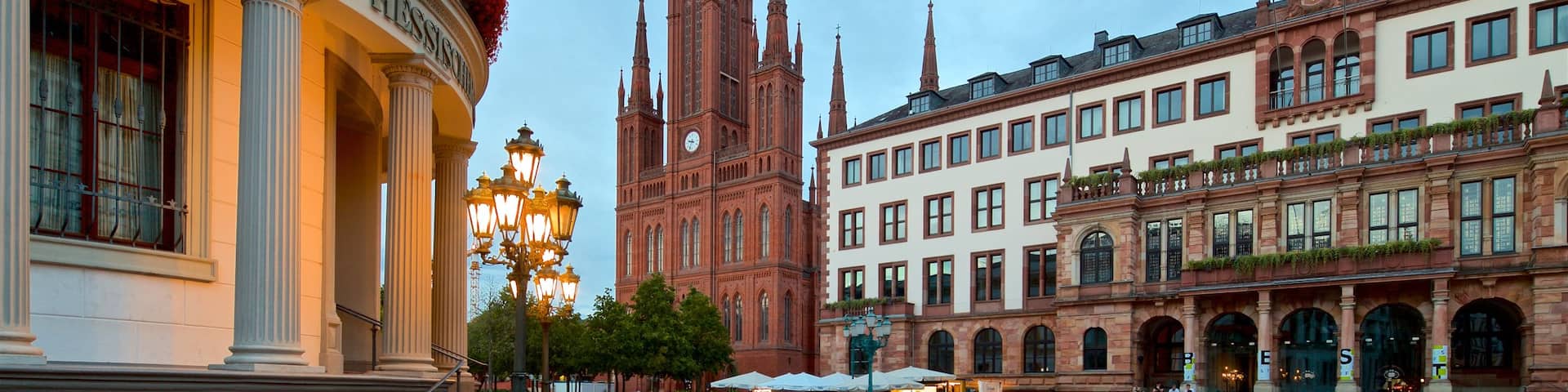 Marktbrunnen mit einem Geschichtliches, Kirche oder Kathedrale und historische Architektur