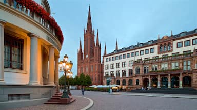 Marktbrunnen which includes a church or cathedral, heritage elements and heritage architecture