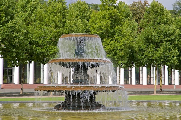 Bowling Green which includes a fountain and a garden
