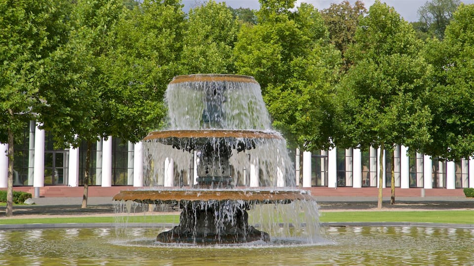 Bowling Green which includes a garden and a fountain