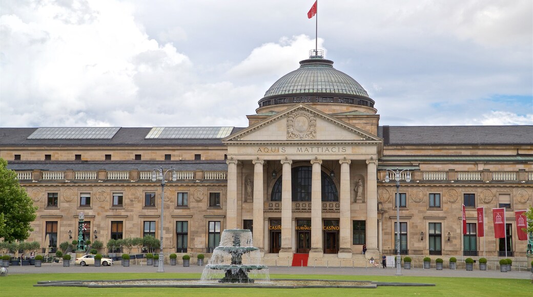 Kurhaus showing a fountain, heritage architecture and a garden