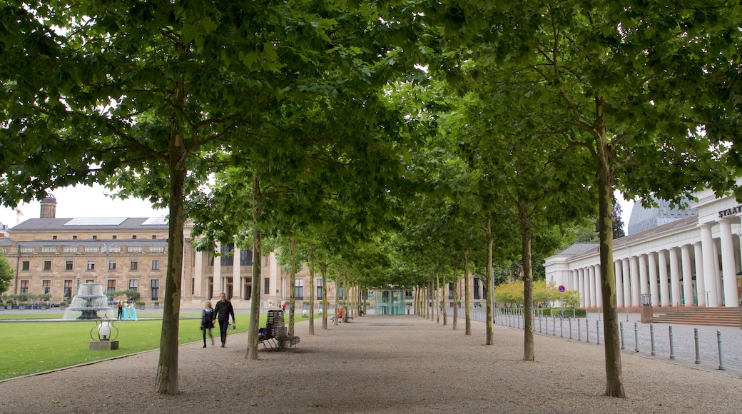 Bowling Green que incluye un jardín y elementos del patrimonio