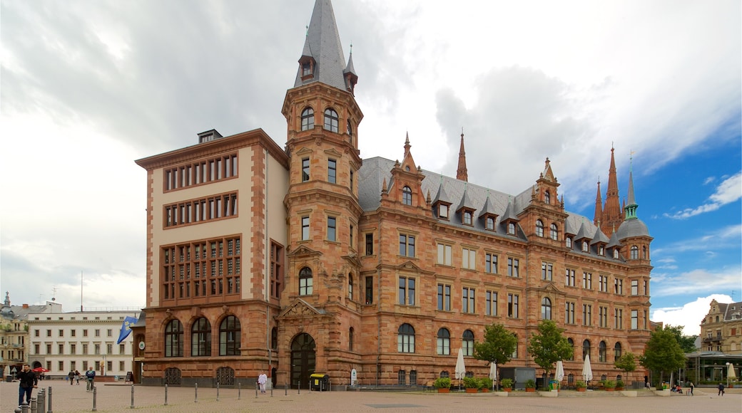 Neues Rathaus which includes heritage architecture