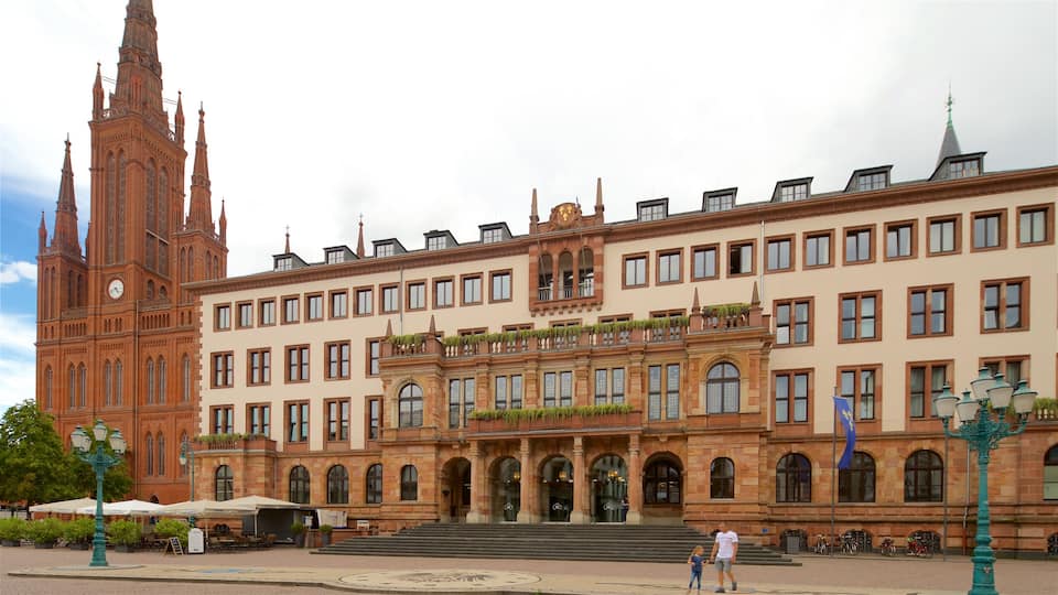Neues Rathaus showing a church or cathedral and heritage architecture