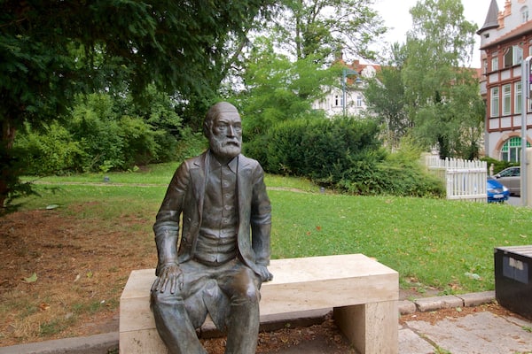 Planétarium Zeiss montrant statue ou sculpture et parc