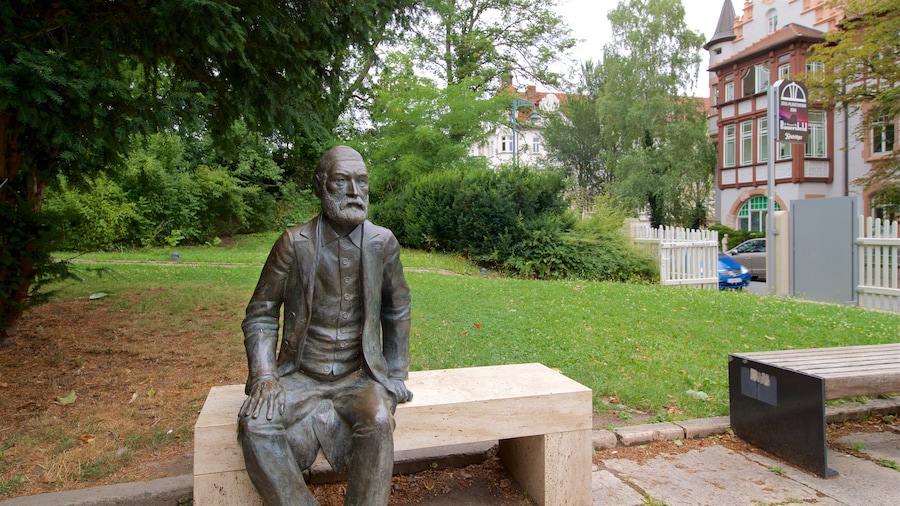 Zeiss Planetarium som omfatter en park og en statue eller en skulptur