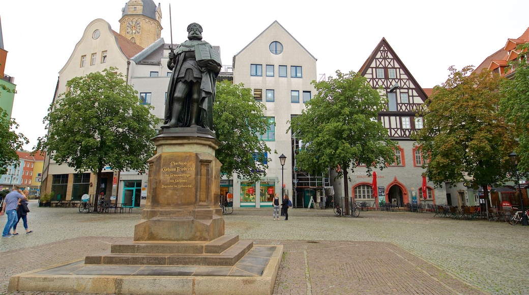 Jena que inclui uma praça ou plaza e uma estátua ou escultura