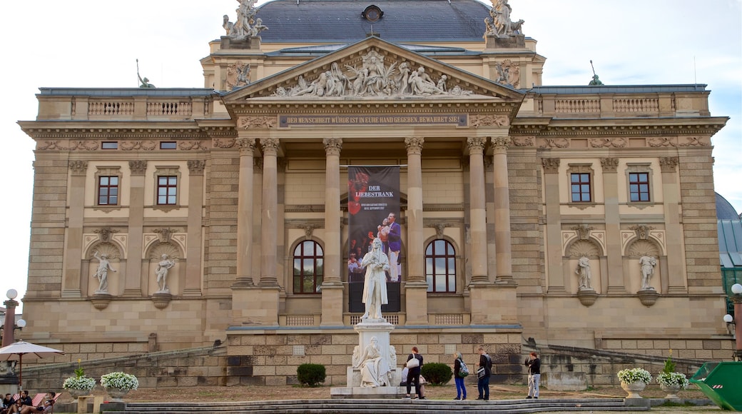 Hessian State Theatre featuring heritage architecture, street scenes and a statue or sculpture