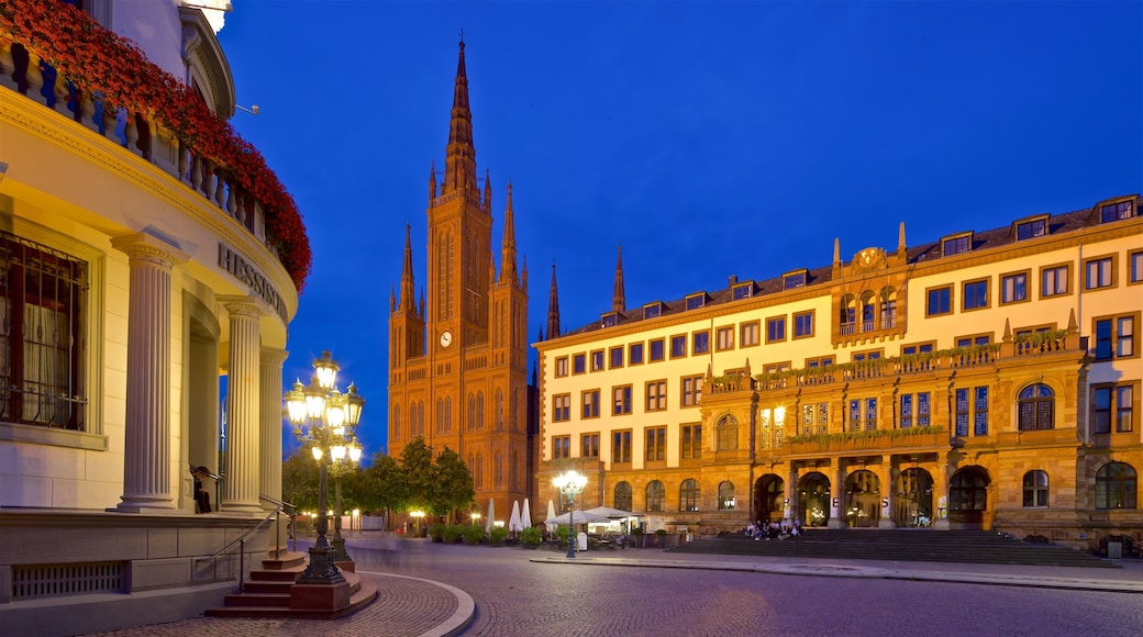 Marktbrunnen mit einem Geschichtliches, Kirche oder Kathedrale und historische Architektur