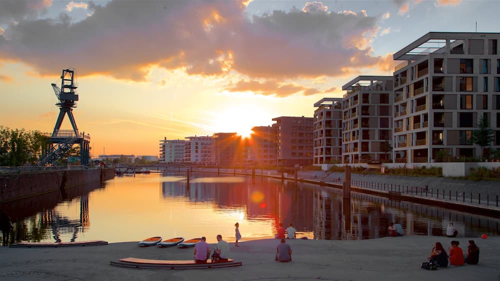 Offenbach am Main das einen Bucht oder Hafen und Sonnenuntergang sowie kleine Menschengruppe