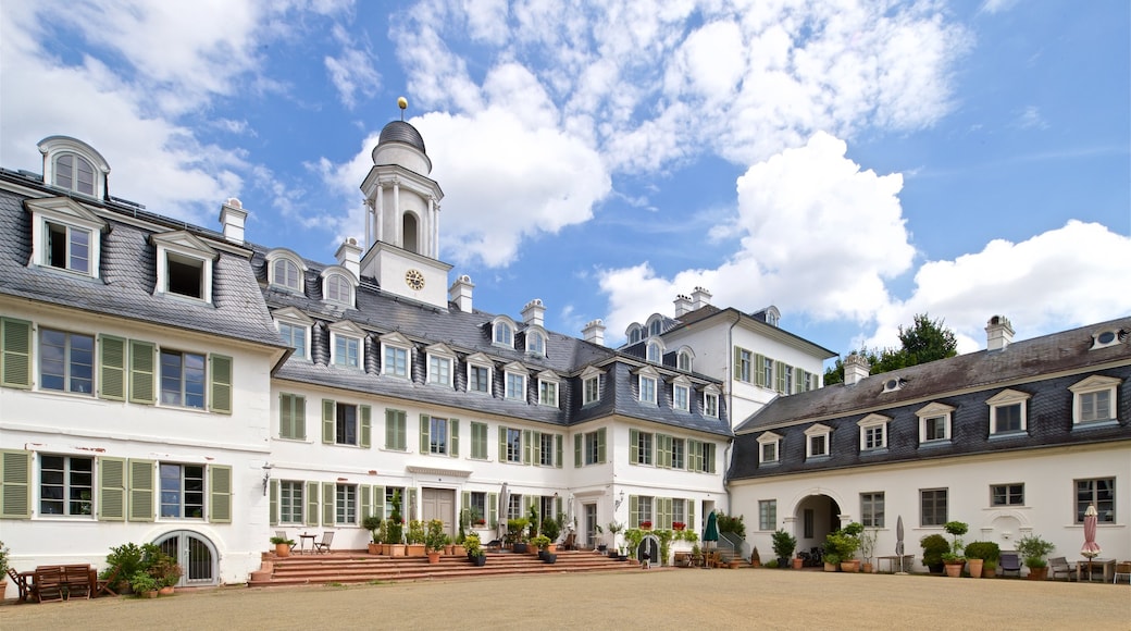 Palacio de Rumpenheim mostrando elementos patrimoniales y una plaza