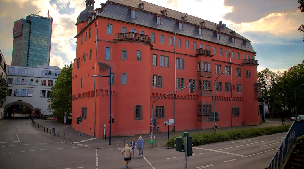 BĂŒsing-Palais caracterizando uma cidade, arquitetura de patrimĂŽnio e um pĂŽr do sol