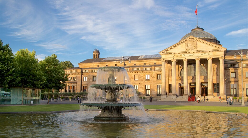Kurhaus ofreciendo una fuente, un jardín y patrimonio de arquitectura
