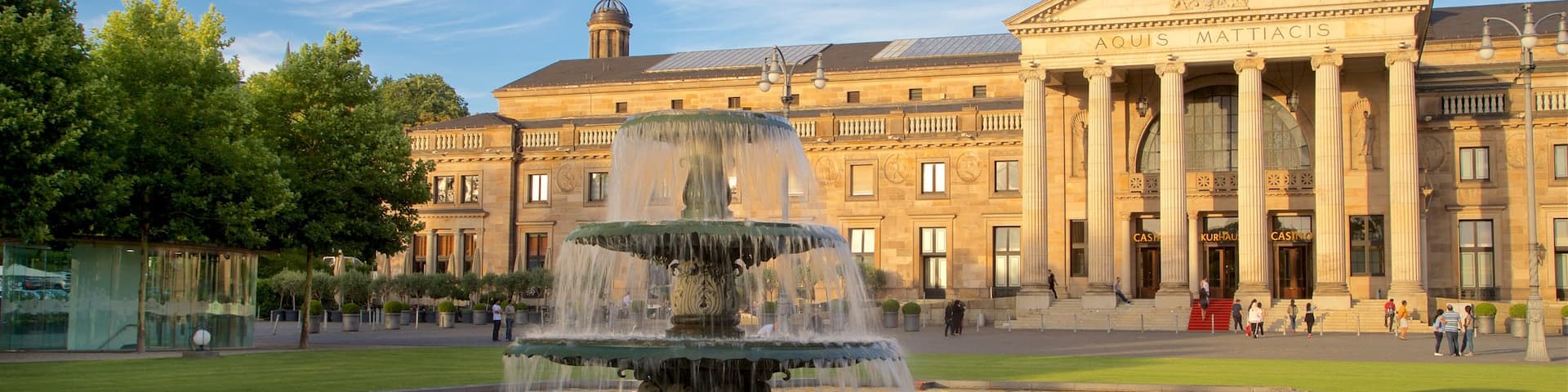 Kurhaus showing heritage architecture, a fountain and a park