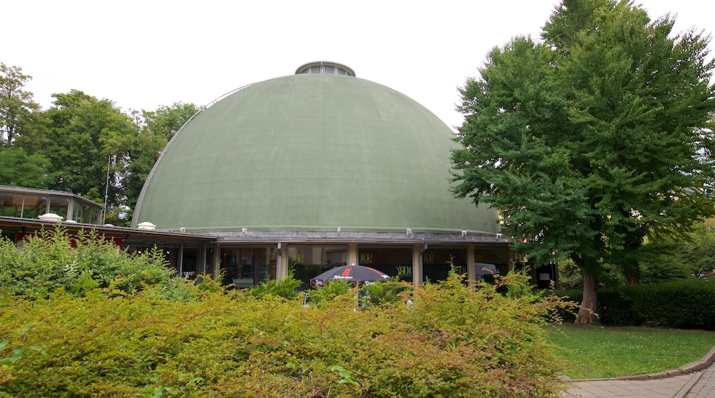 Zeiss Planetarium caracterizando um jardim