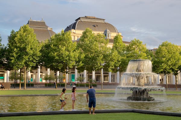 Hessisches Staatstheater mit einem Springbrunnen und Park sowie Familie