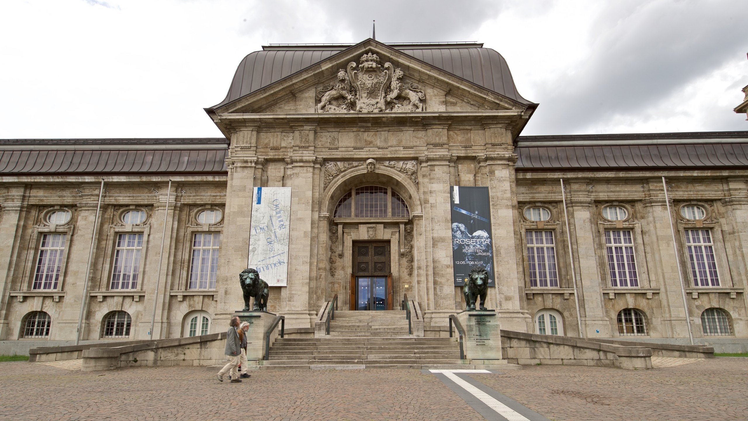 Museo estatal de Hesse mostrando escenas urbanas y patrimonio de arquitectura y también una pareja
