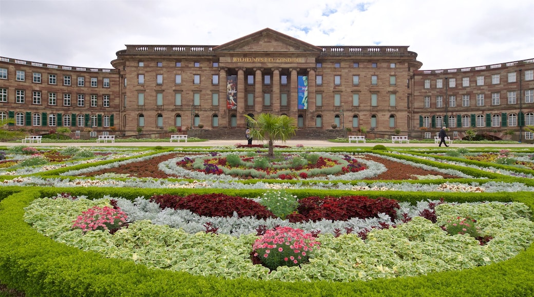 Schloss Wilhelmshoehe que incluye patrimonio de arquitectura, flores y un jardín