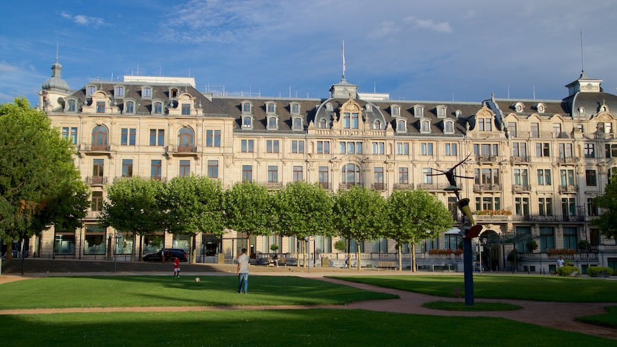 Kochbrunnen ofreciendo un jardín y arquitectura patrimonial y también una familia