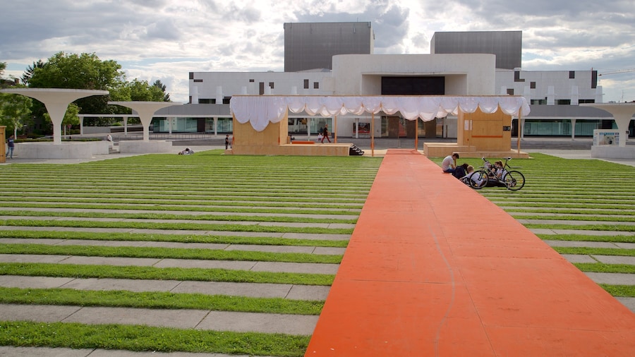 Teatro Estatal de Darmstadt mostrando jardín y arquitectura moderna y también un pequeño grupo de personas