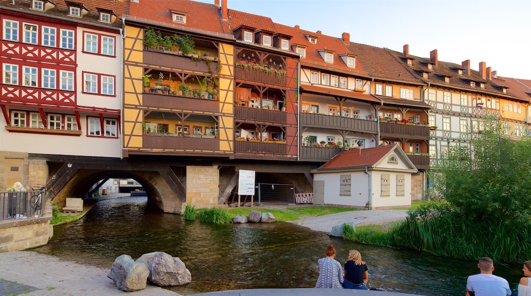 Krämerbrücke som viser kulturarvsgenstande og en flod eller et vandløb såvel som et par