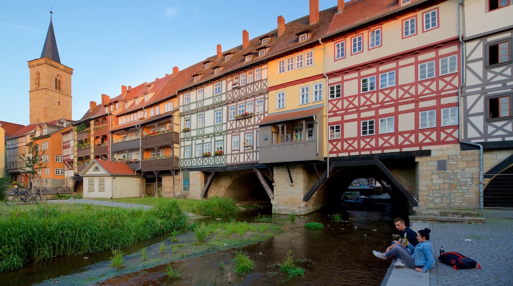 Krämerbrücke welches beinhaltet Fluss oder Bach und Geschichtliches sowie Paar