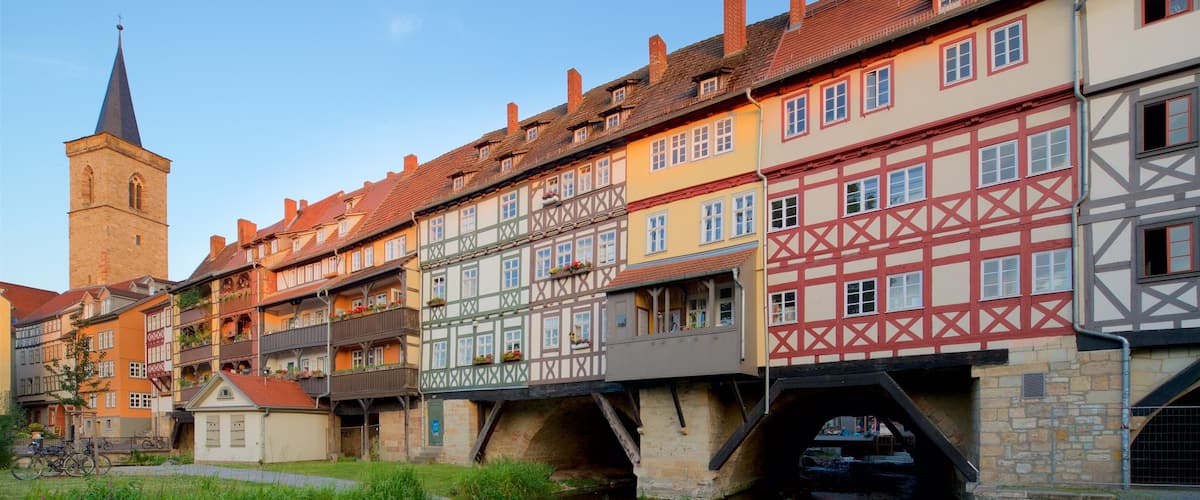 Krämerbrücke welches beinhaltet Fluss oder Bach und Geschichtliches sowie Paar