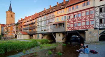 Krämerbrücke som visar en å eller flod och historiska element såväl som ett par