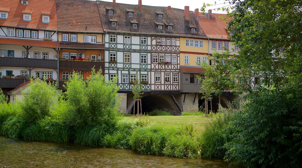 Krämerbrücke mit einem Fluss oder Bach und Geschichtliches