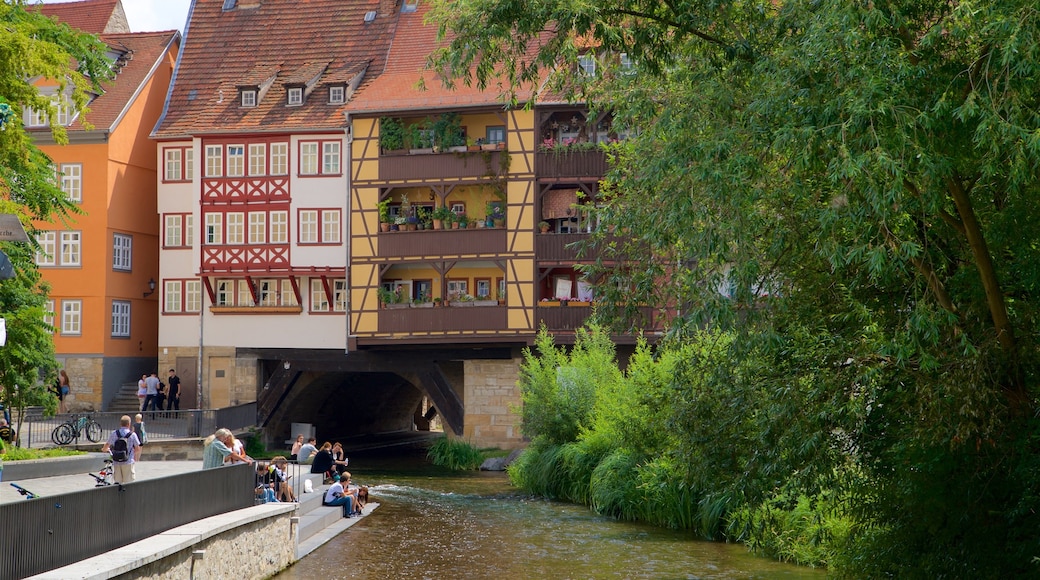 Krämerbrücke das einen Fluss oder Bach und Geschichtliches sowie kleine Menschengruppe