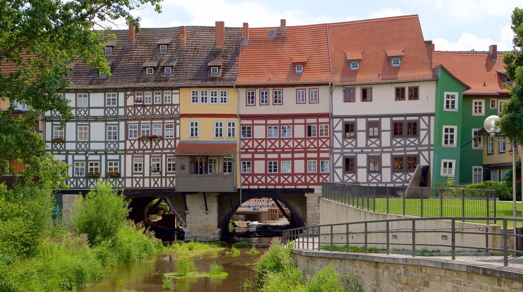 Krämerbrücke das einen Geschichtliches und Fluss oder Bach